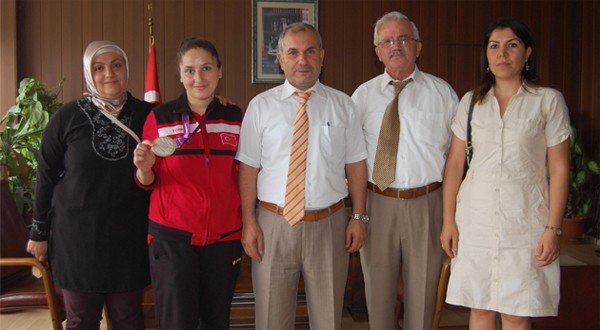 Olimpiyat ikincisi Akn'dan, Gl'e ziyaret